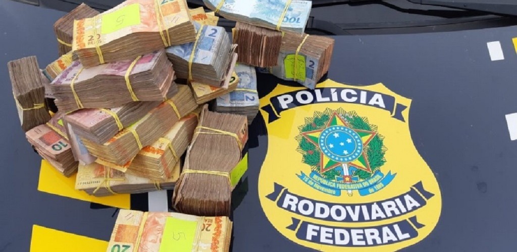 PRF apreende mais de 70 mil reais sem procedência com uma mulher em Pelotas