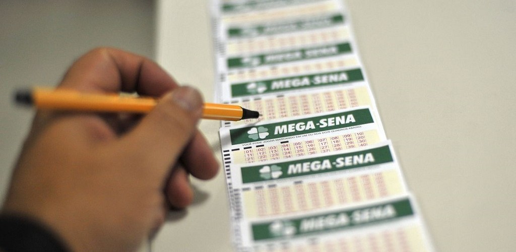 Mega-Sena acumula e deve pagar R$ 33 milhões na quarta