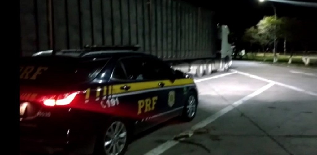 PRF flagra excesso de peso no transporte de lixo em Rio Grande
