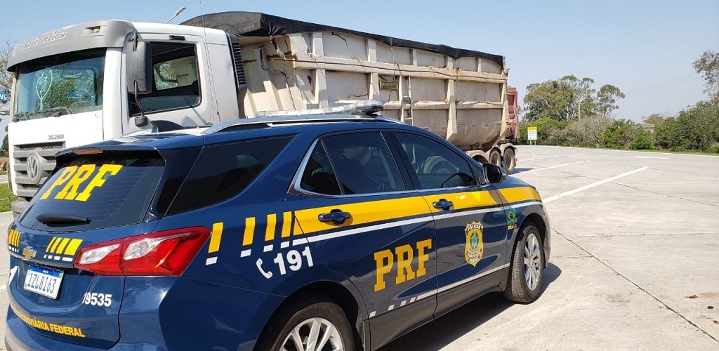 PRF flagra caminhão com excesso de peso em Rio Grande