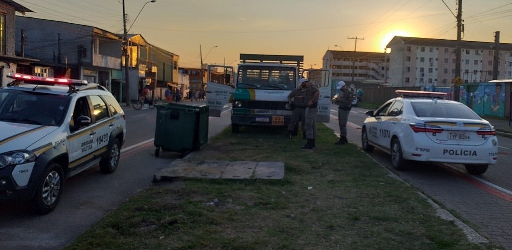 Após caminhão atropelar criança, homem é linchado e morto a tiros em RG
