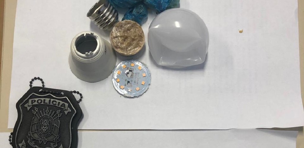 Duas mulheres são presas tentando enviar drogas dentro de uma lâmpada na PERG