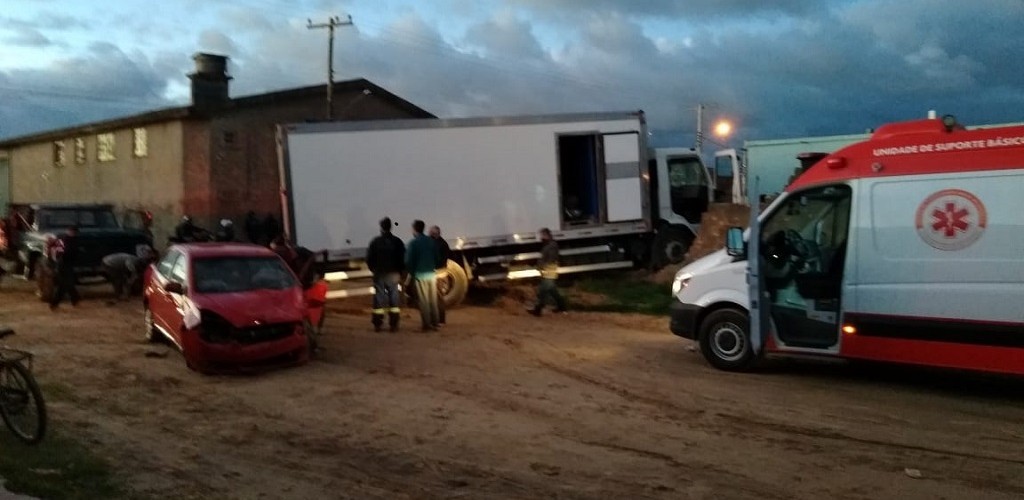 Caminhão invade casa em São José do Norte