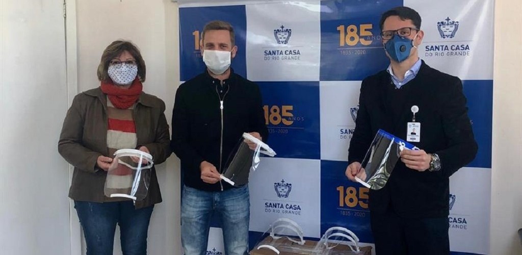 PUCRS e Marista São Francisco realizam doação de protetor facial para a Santa Casa do Rio Grande