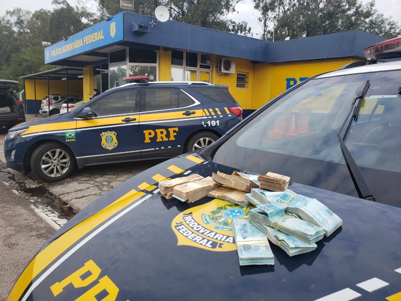 PRF apreende 117 mil reais sem procedência, parte do dinheiro estava na cueca de um homem