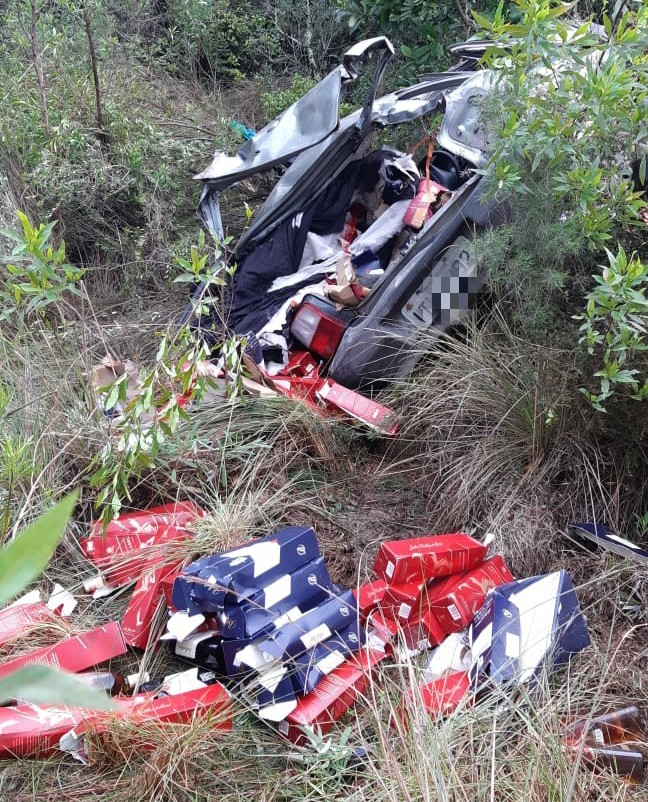  PRF apreende bebidas em carro acidentado com placas de Rio Grande