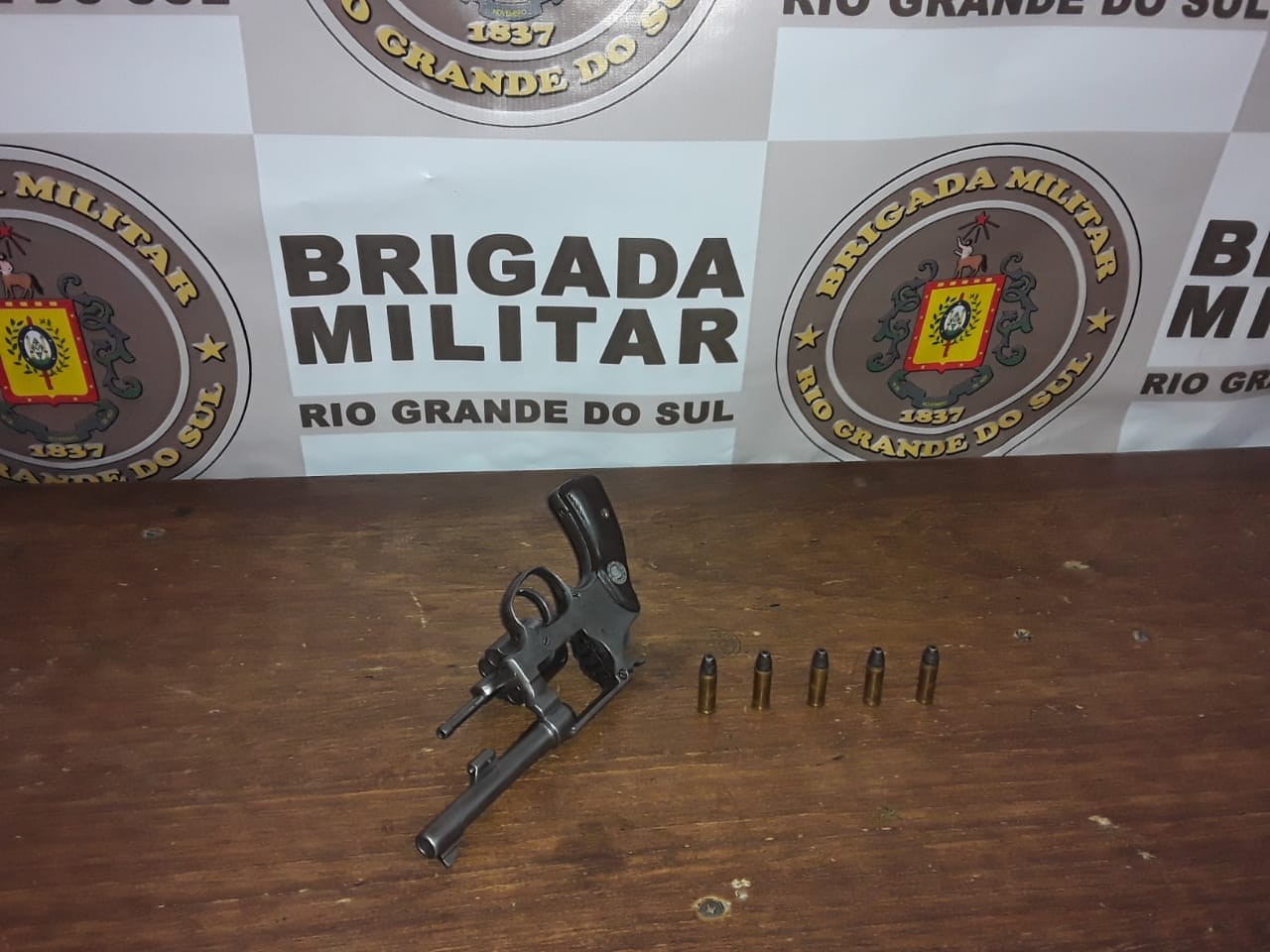  BM prende dupla por porte ilegal de arma de fogo e ameaça em Santa Vitória do Palmar