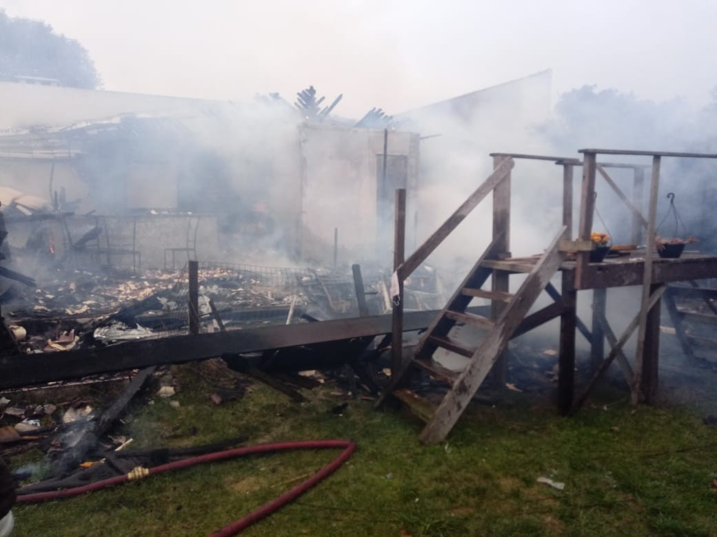 Incêndio destrói residência em Rio Grande