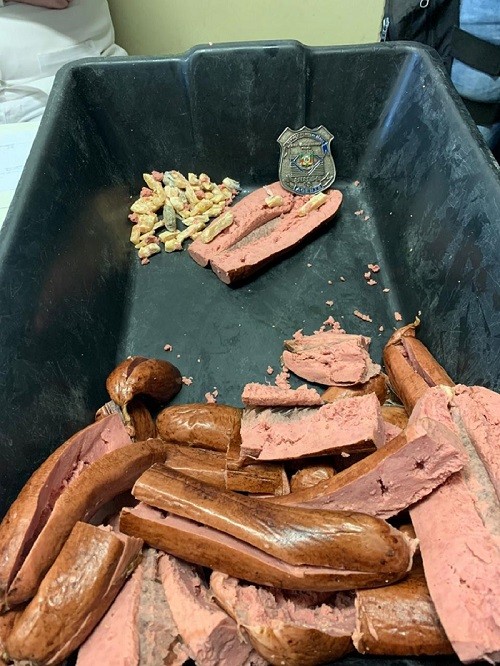 Agentes penitenciários apreendem drogas dentro de salsichas e cigarros na Perg