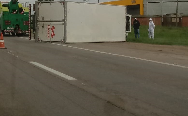 Caminhão carregado com carne tomba na BR-392 em Rio Grande