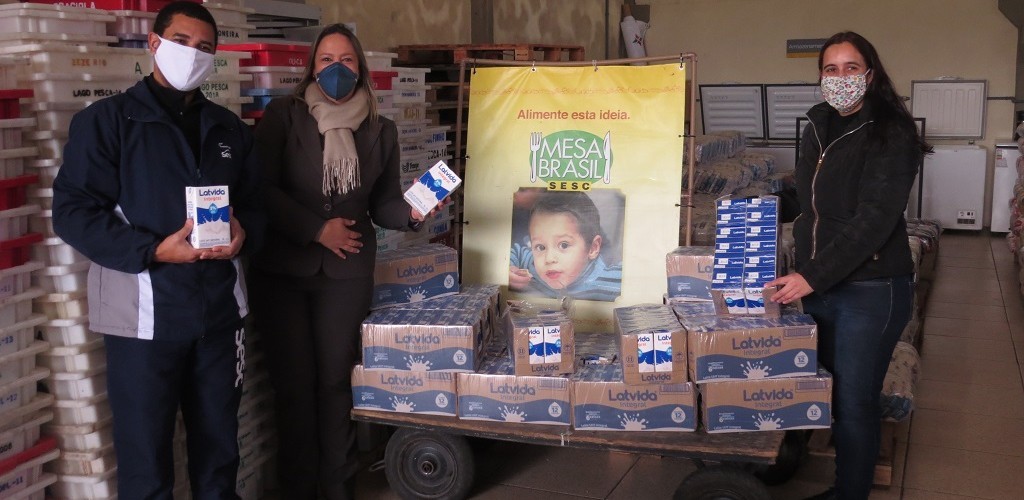 Unimed Litoral Sul/RS doa 259 litros de leite ao Mesa Brasil