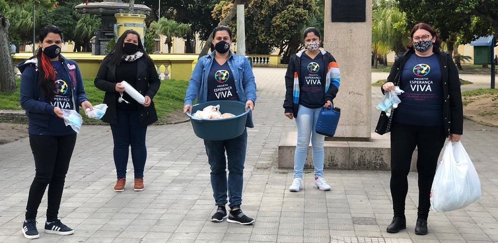Moradores de rua recebem alimentação e kits contra Covid em Rio Grande