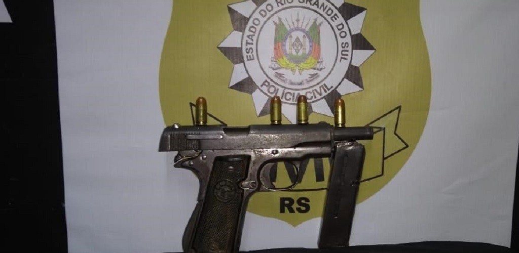 Mesmo em prisão domiciliar, homem é preso armado pela Polícia Civil