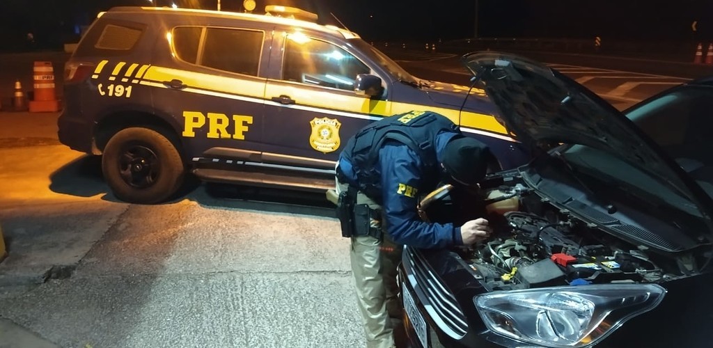 PRF prende homem dirigindo carro roubado em Pelotas