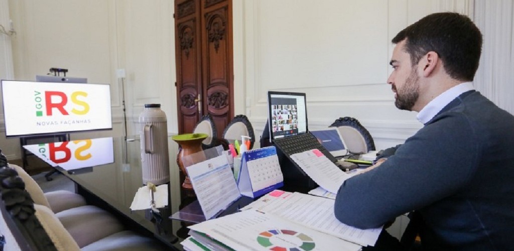 Governador Eduardo Leite sanciona leis que criam projeto Máscara Roxa e Programa Veículo Legal 