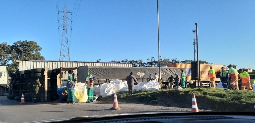 Caminhão carregado de adubo tomba na BR-392