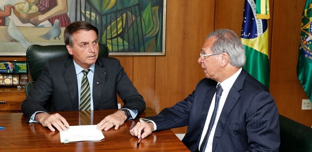 Bolsonaro prorroga novamente programa de redução de salários e jornada