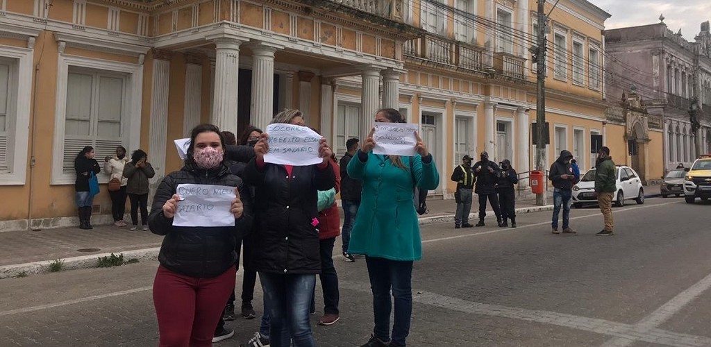 Funcionários de empresa terceirizada cobram salários atrasados