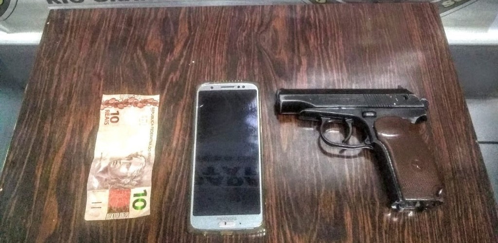 BM prende dupla por roubo a pedestre e porte ilegal de arma de fogo em Rio Grande