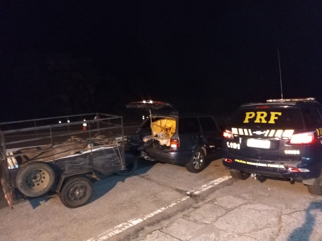 PRF e BM apreendem 400 kg de peixe sem procedência em Pelotas 