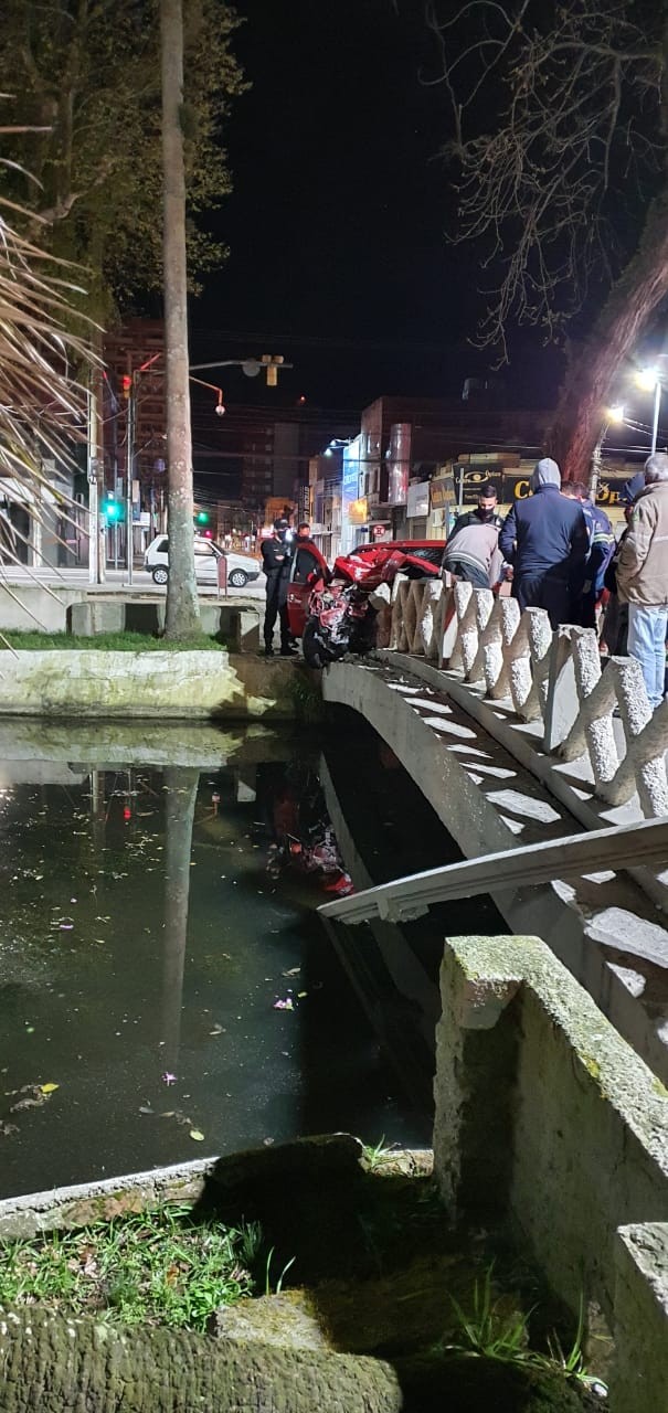 Motorista invade ponte na Praça Tamandaré, em Rio Grande