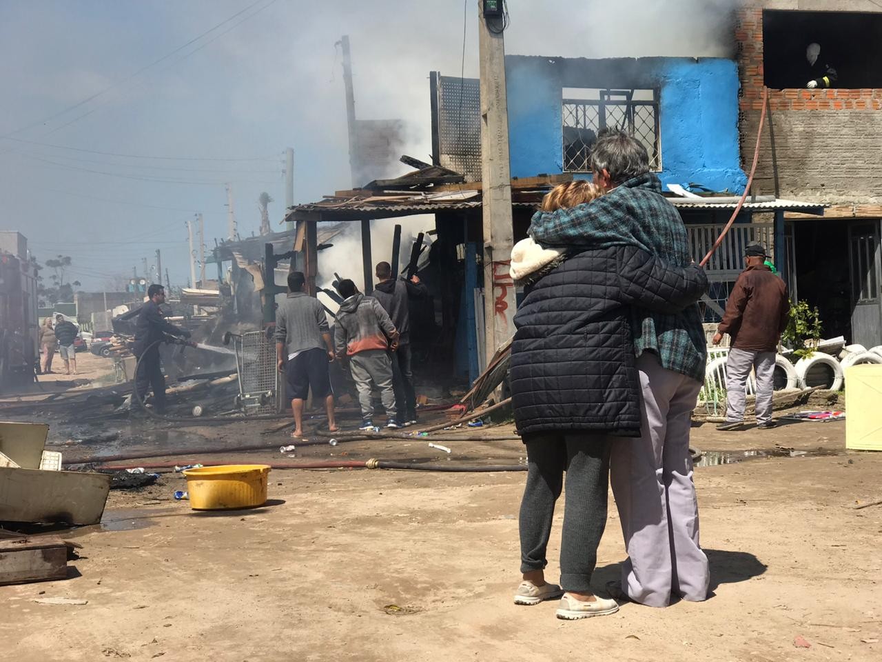 Incêndio consome casa no bairro Hidráulica em Rio Grande