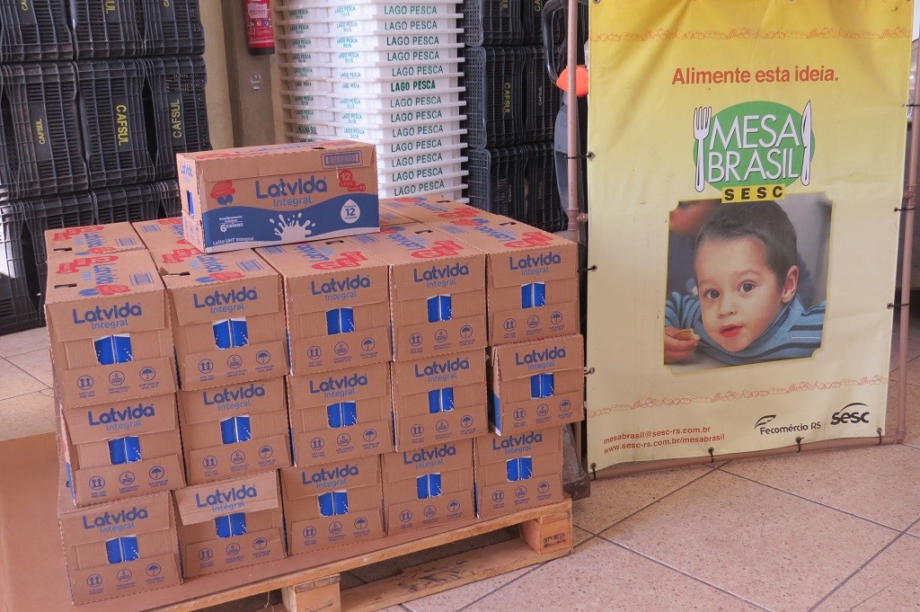 Unimed Litoral Sul entrega 360 litros de leite ao Mesa Brasil do Sesc