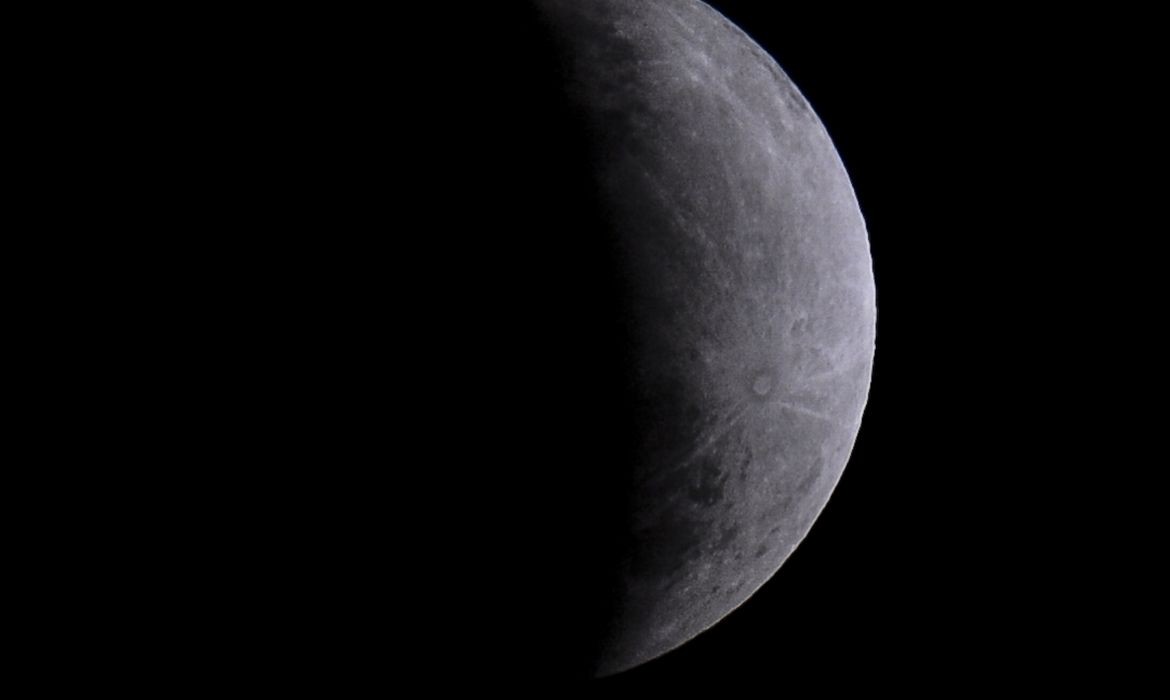 Programa criado pela Nasa levará a primeira mulher à Lua em 2024