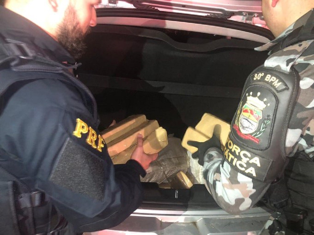 PRF e BM prendem traficante e apreendem cerca de 50 kg de maconha em São Lourenço do Sul