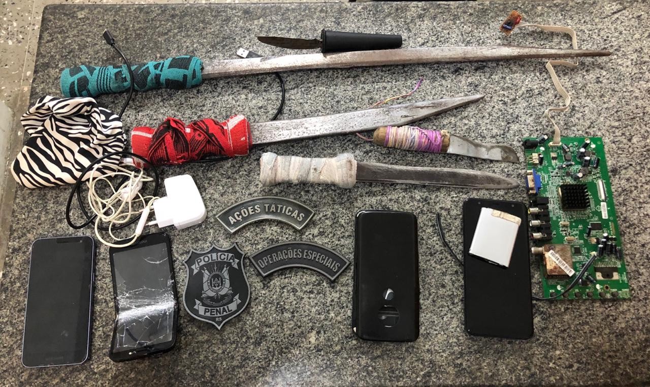 Facas artesanais e aparelhos celulares são apreendidos na Perg