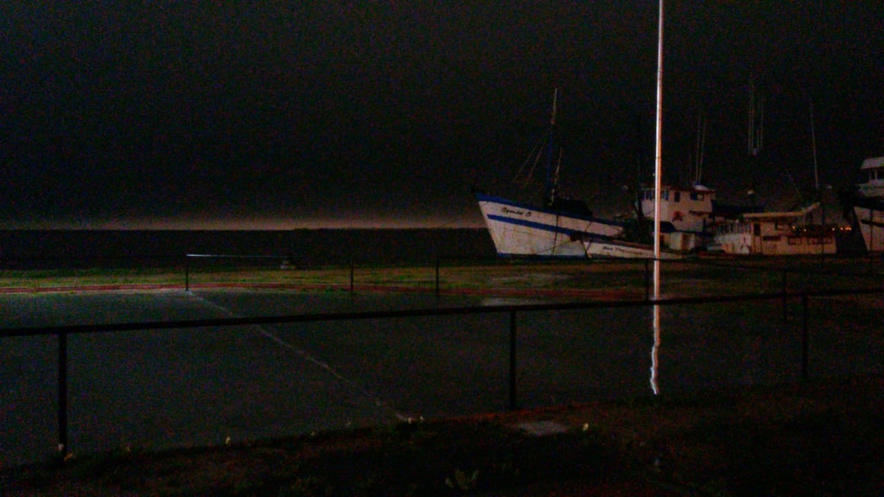 Dia começa com chuva forte em Rio Grande
