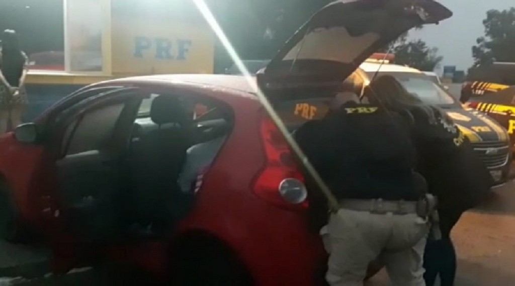 PRF e PC prendem traficantes com 15 quilos de maconha em Pelotas