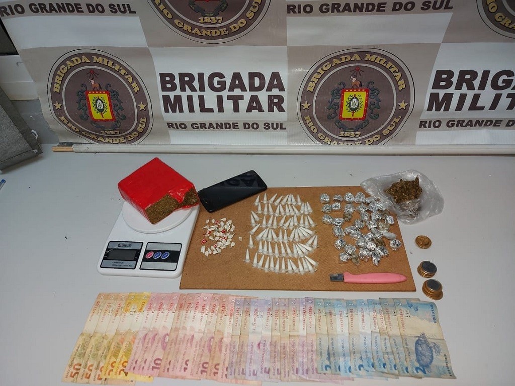 Homem é preso e dois menores são apreendidos por tráfico de drogas no bairro Santa Rosa