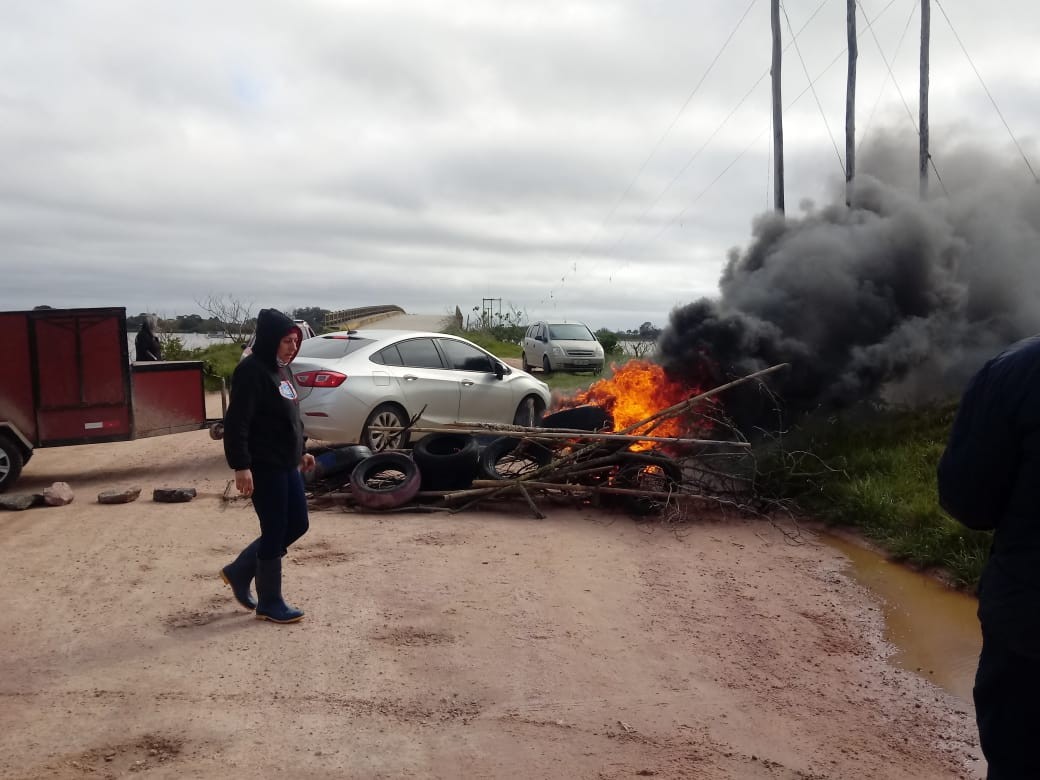 Moradores da Ilha dos Marinheiros fazem protesto para conserto de estrada