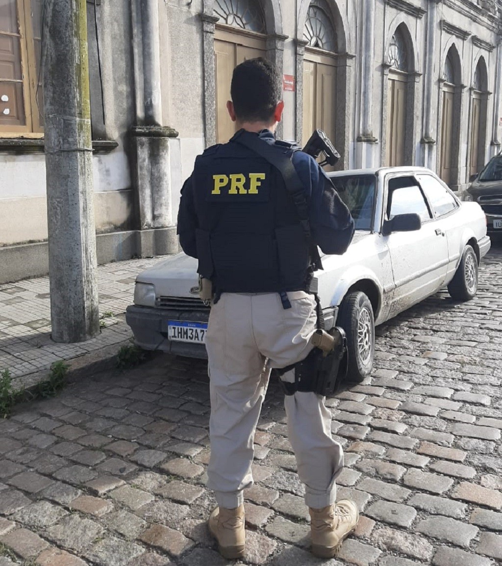  PRF prende homem com veículo furtado em Rio Grande