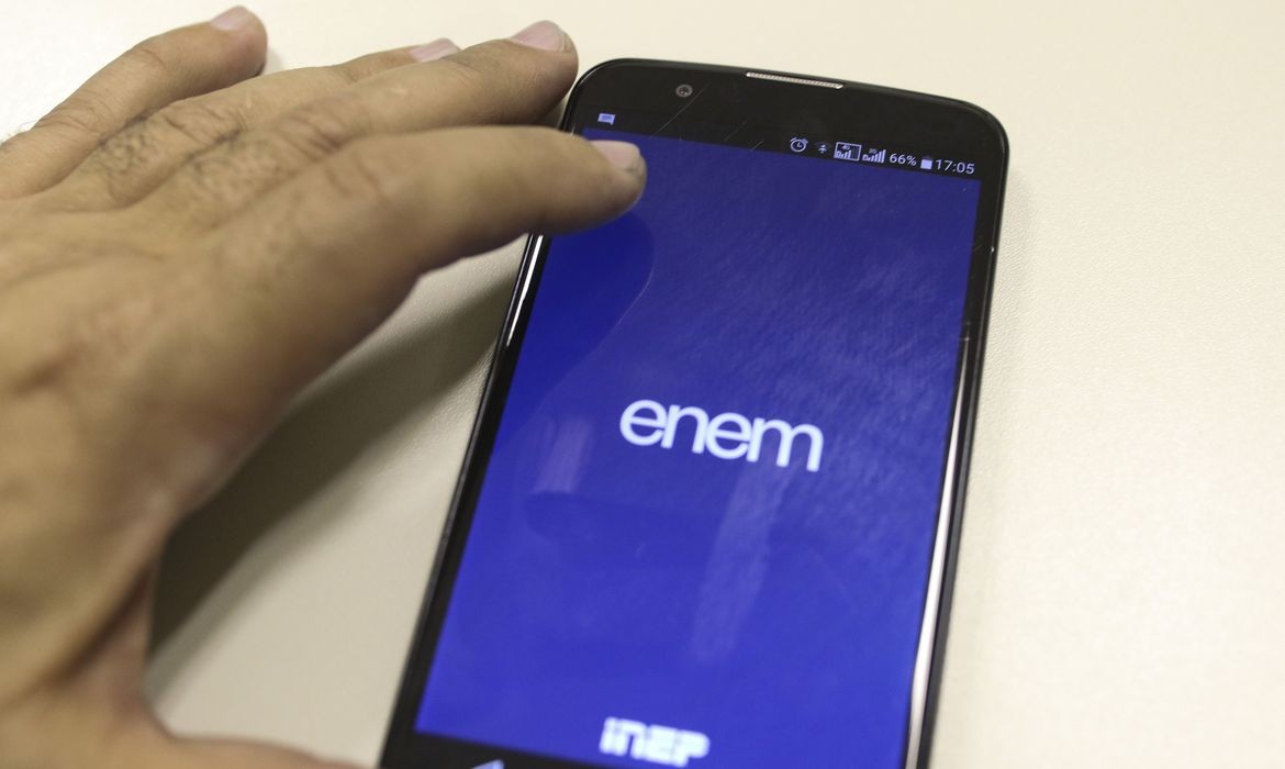 Estudantes têm até hoje para inserir foto no cadastro do Enem