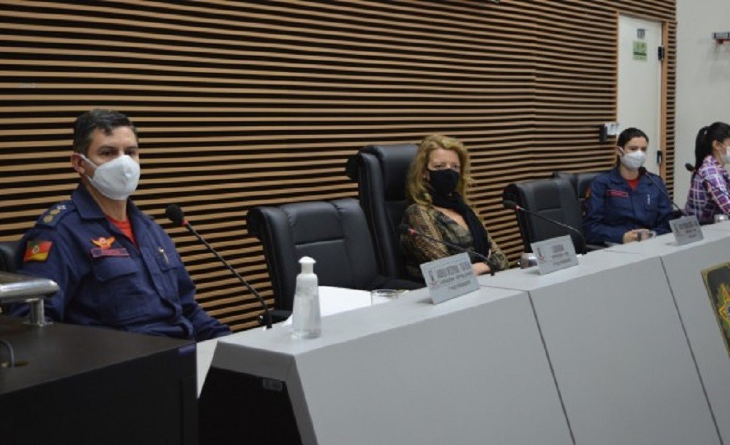 Vereadores recebem comandante do 3º BBM no Legislativo