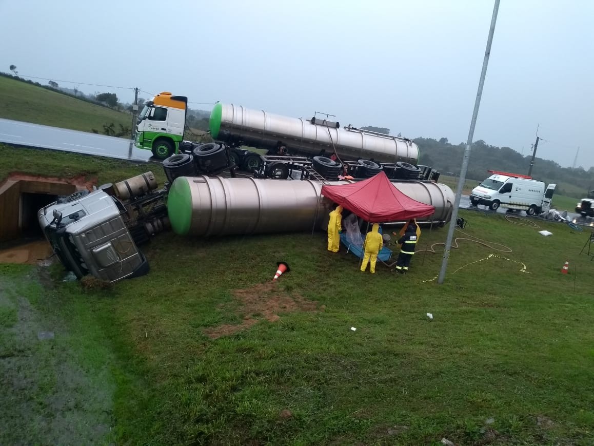 Caminhão carregado com produto químico tomba na BR-116 em São Lourenço do Sul