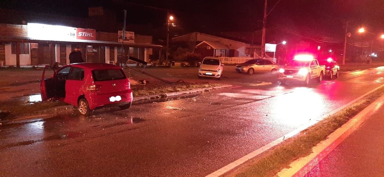 Condutor morre após colidir carro contra placa de publicidade na ERS-734 