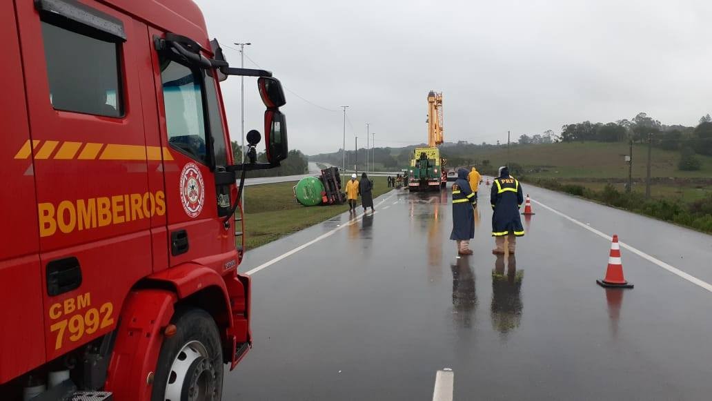  BR-116 é liberada após retirada do caminhão carregado com produto químico