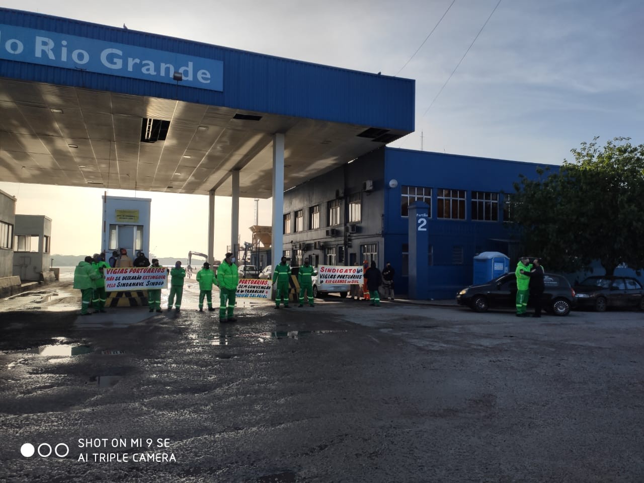 Vigias Portuários fecham entrada do Porto em protesto por reposição salarial
