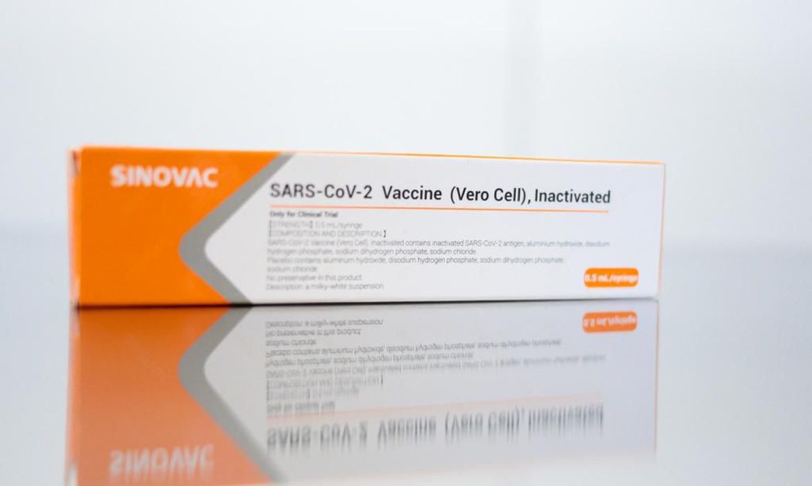 Anvisa amplia número de voluntários para testar vacina de Oxford