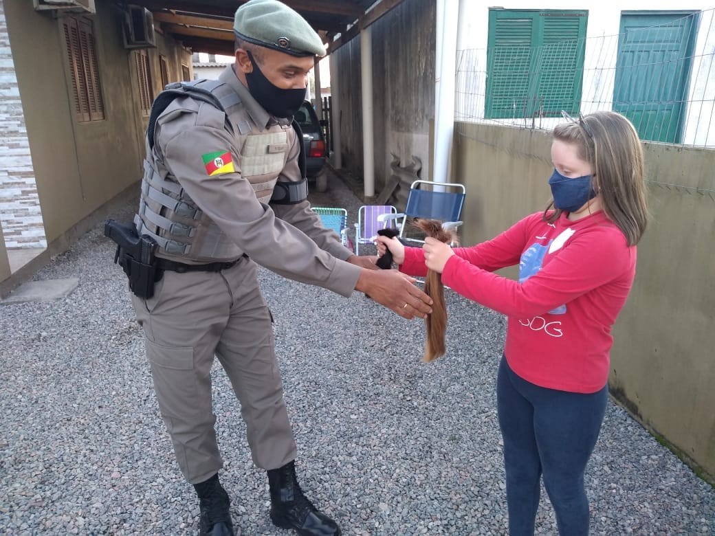 Mãe e filha doam mechas para a Campanha Solidária Cabelos de Aço em Pelotas