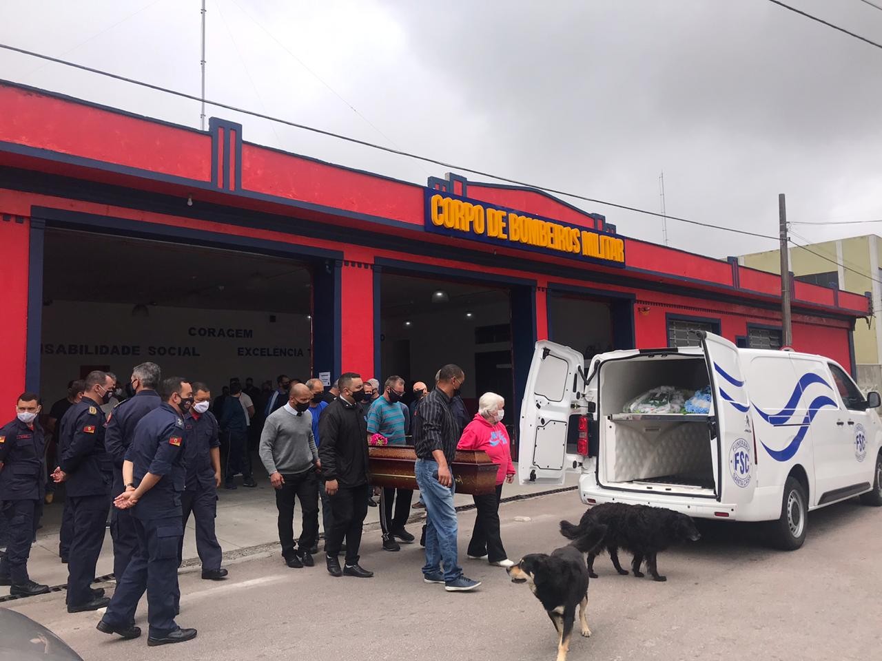 Amigos e familiares prestam últimas homenagens ao bombeiro rio-grandino assassinado em Sapiranga