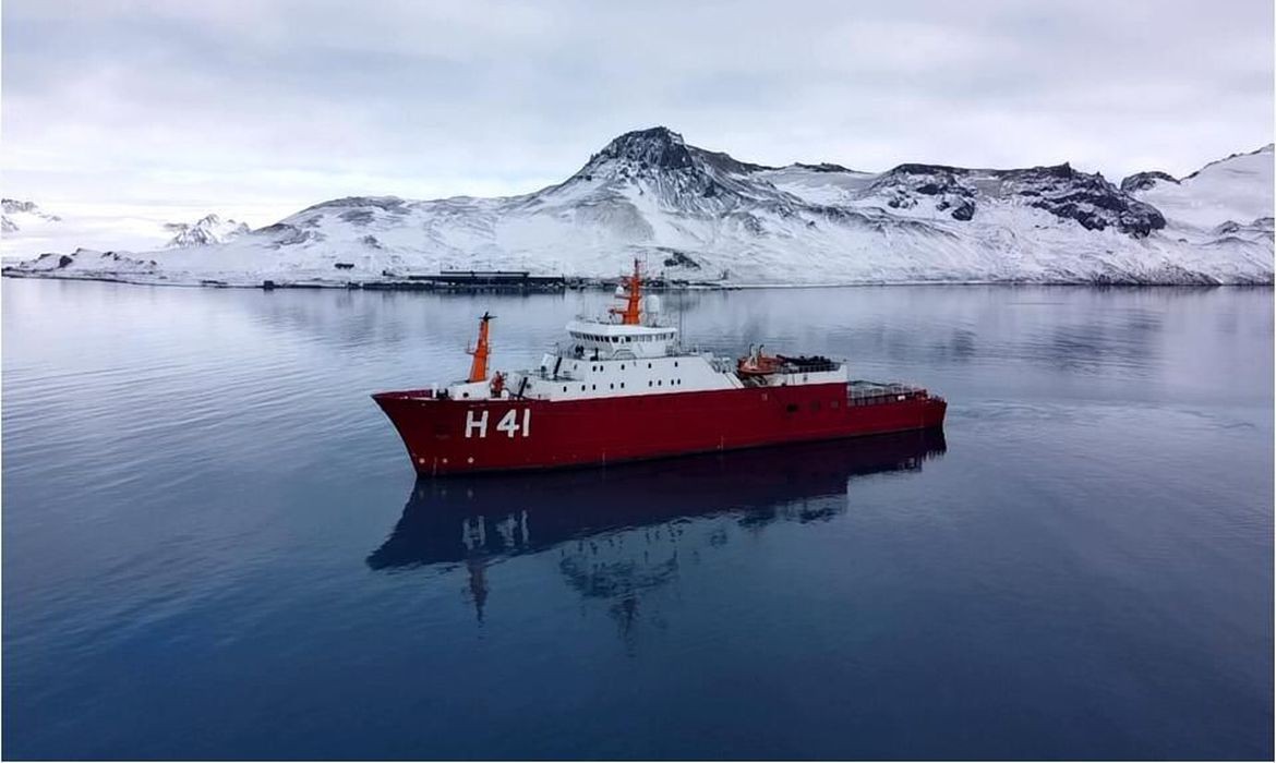 Navio Polar Almirante Maximiano fará parada em Rio Grande antes de ir à Antártica
