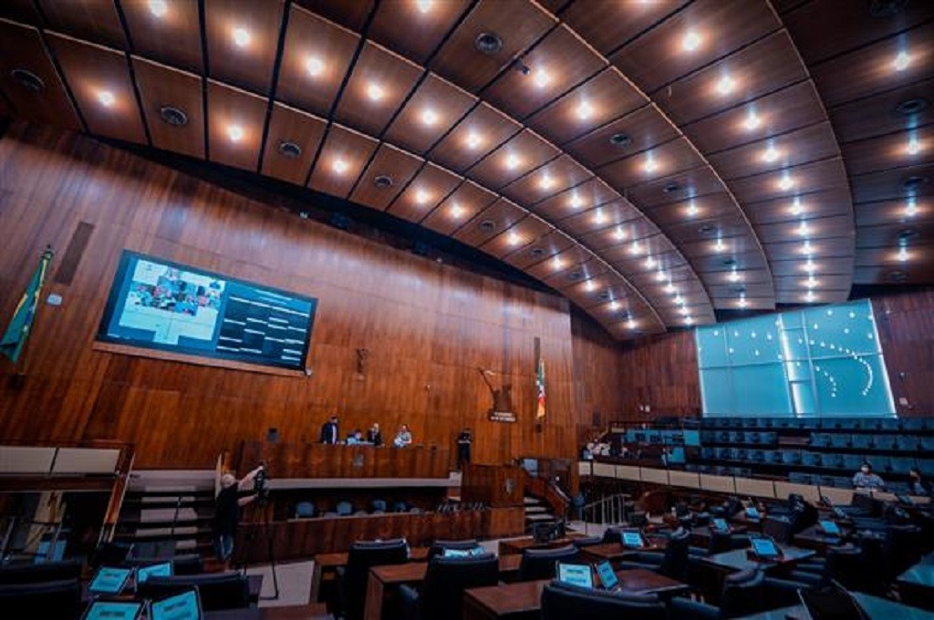 Governo do Estado encaminhará projeto para indenização do pagamento do 13° salário parcelado