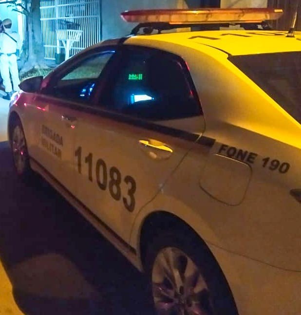 4° BPM prende homem por descumprimento de prisão domiciliar e recupera veículo furtado em Pelotas