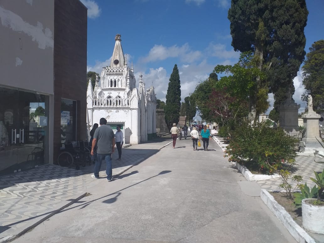 Movimentação de público cai pela metade no feriado de Finados