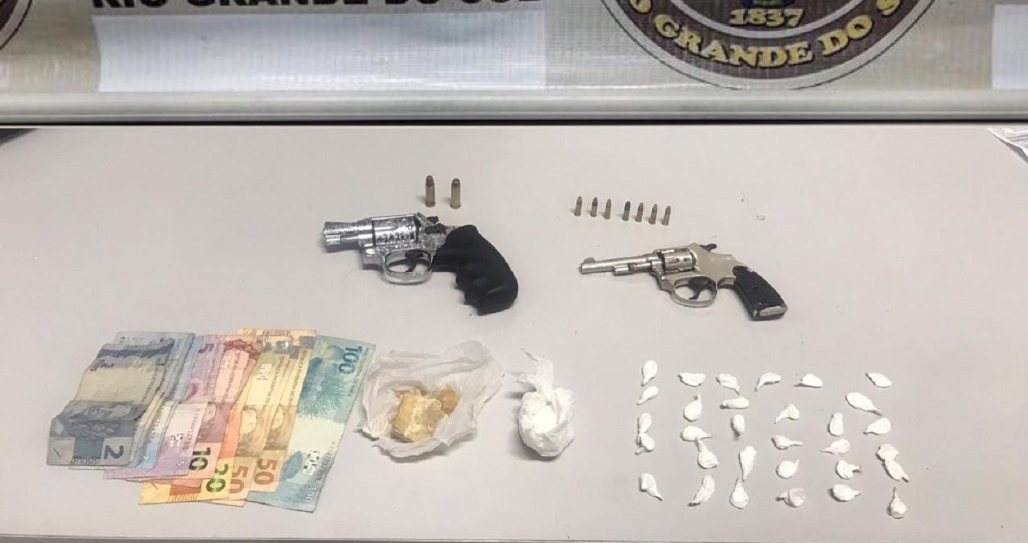 6° BPM prende dupla por tráfico de entorpecentes e porte ilegal de arma de fogo em Rio Grande