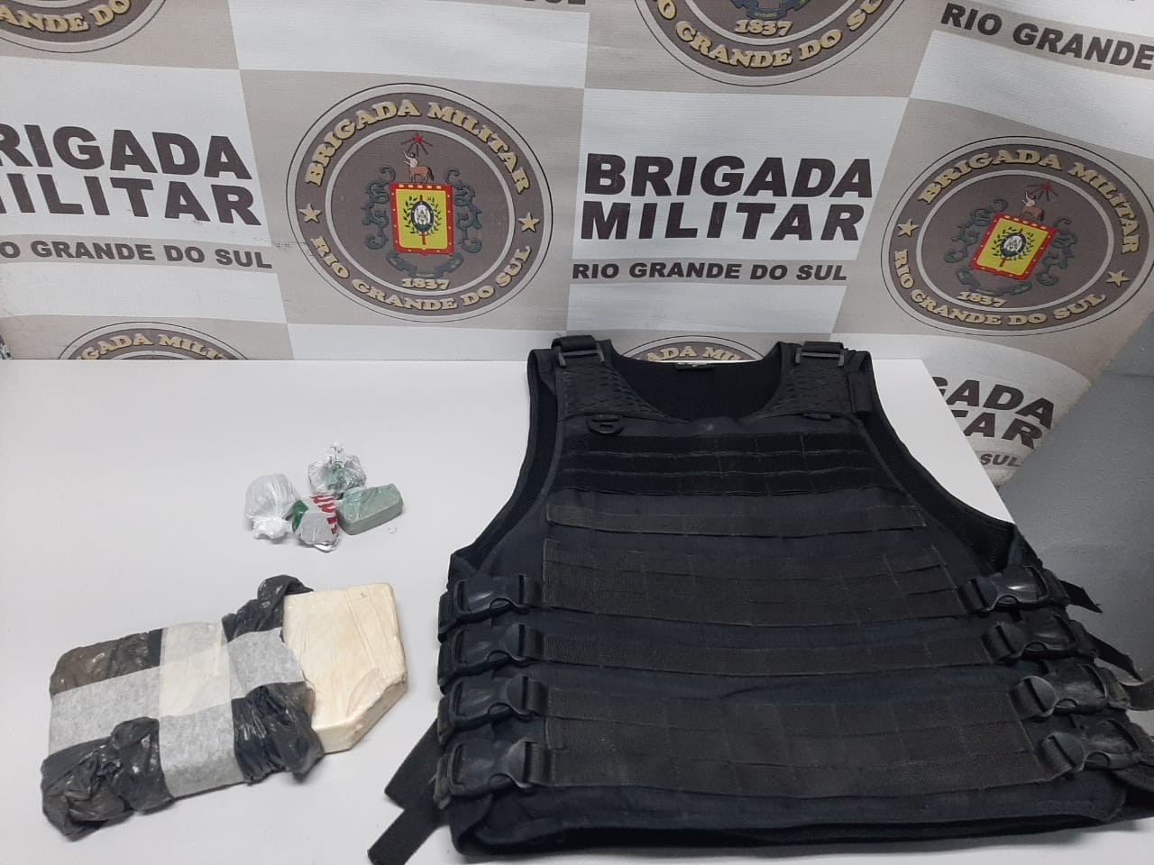 6° BPM apreende drogas e colete balístico em Rio Grande